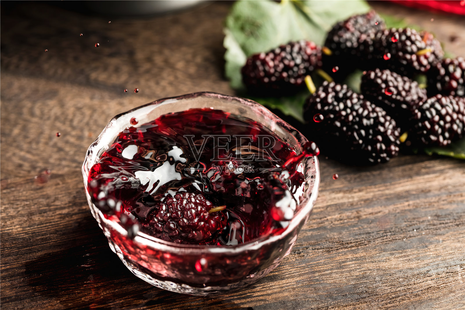 桑葚酒，一种用桑葚酿造的红葡萄酒，是亚洲常见的果酒照片摄影图片