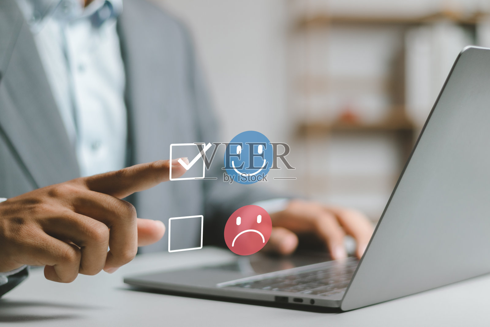 顾客满意度调查概念，用户对在线网站上的服务体验进行评价。照片摄影图片