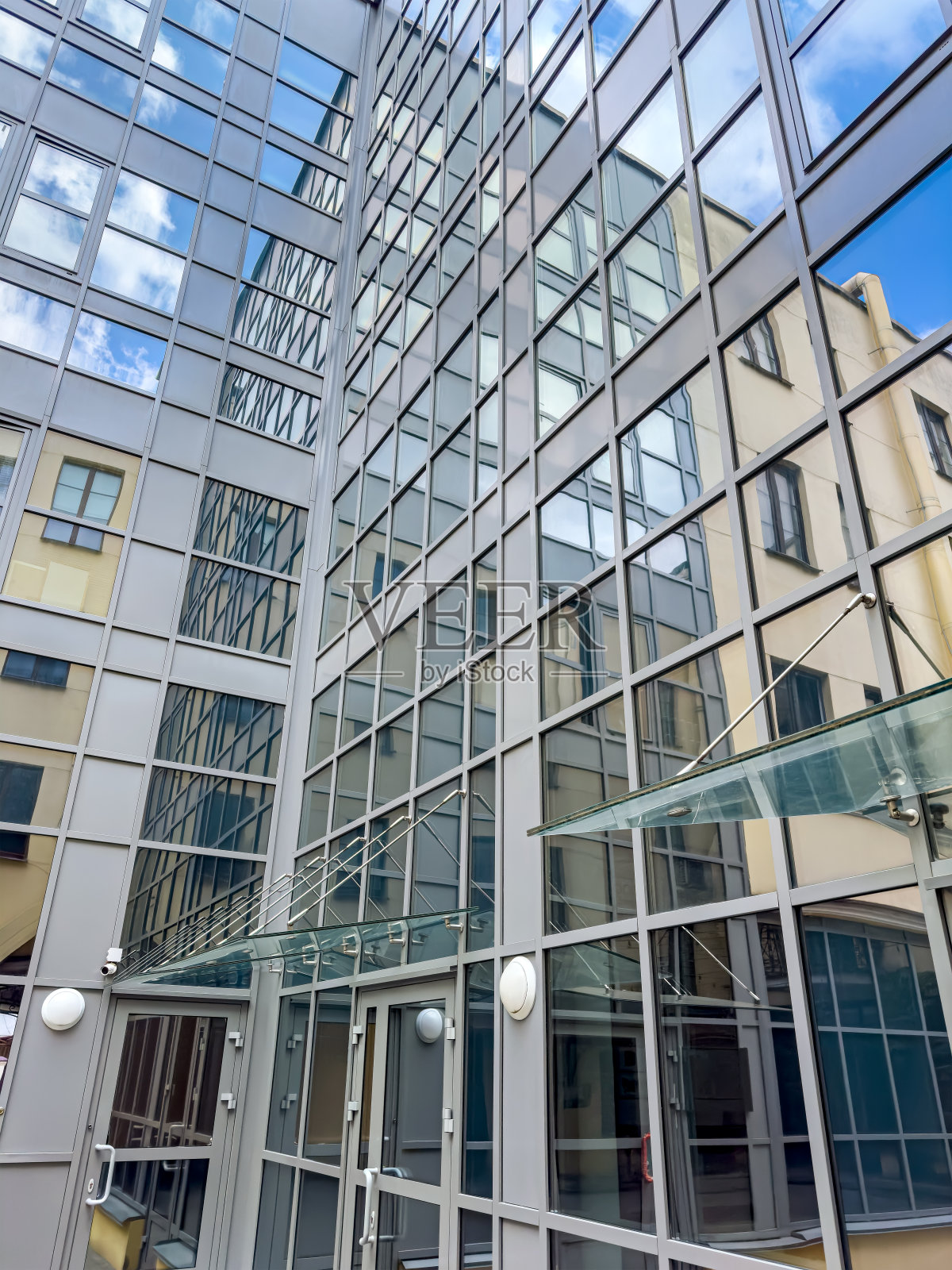 抬头看市中心的商业大楼。现代城市建筑。照片摄影图片