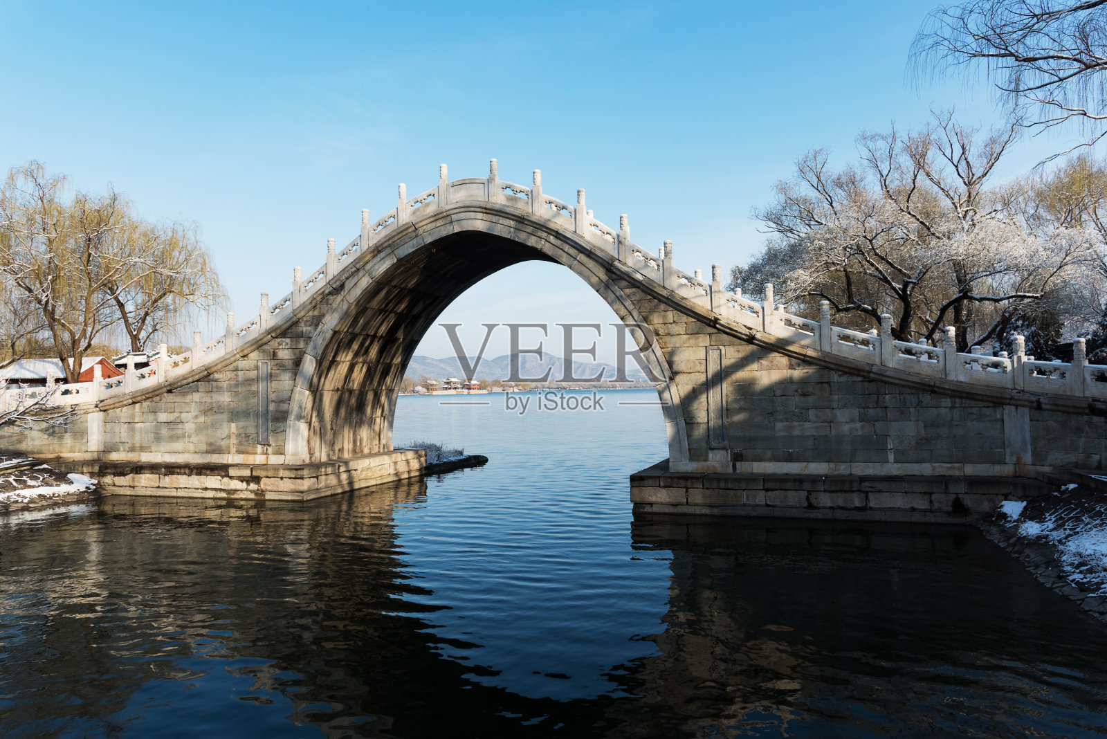 北京颐和园的春天桃花盛开，雪后阳光明媚的日子是美丽的照片摄影图片