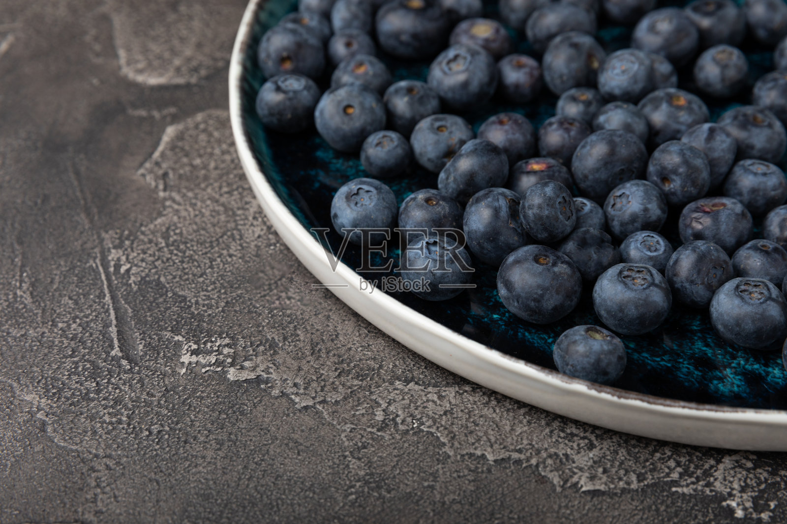 蓝莓。成熟和新鲜的蓝莓的纹理背景。维生素。健康食品。多汁的浆果。副本的空间。放文字的地方照片摄影图片