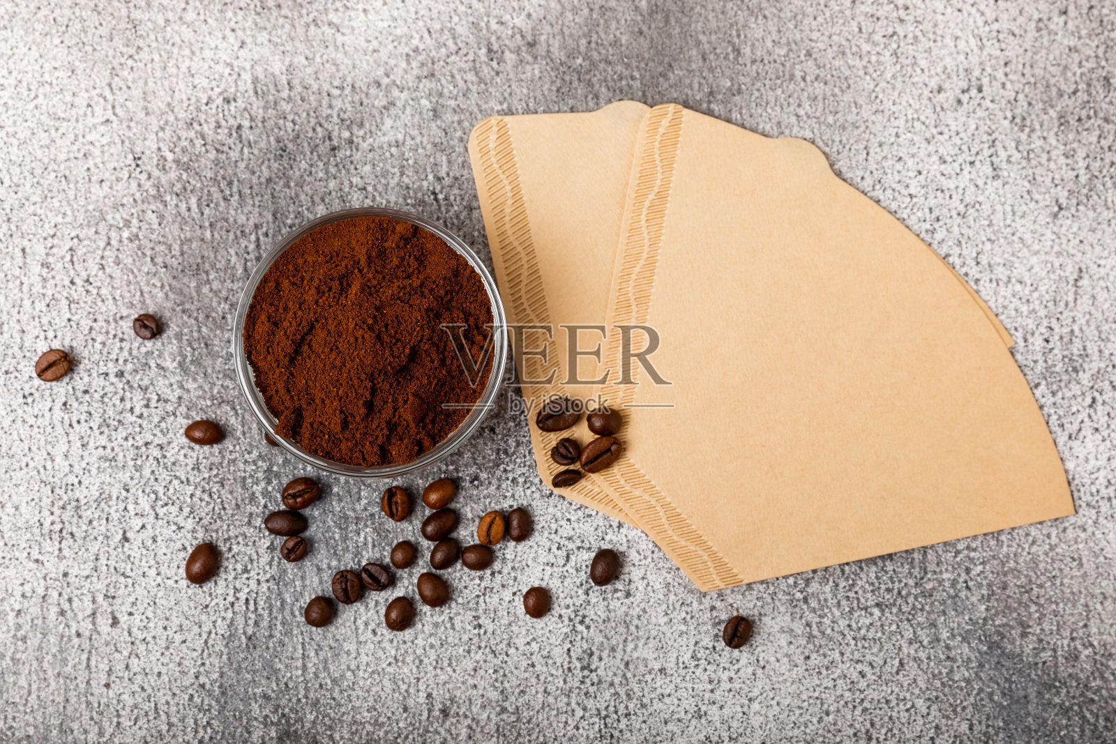 背景与咖啡，咖啡豆，研磨和速溶，过滤咖啡的背景。复制空间，俯视图。平躺照片摄影图片