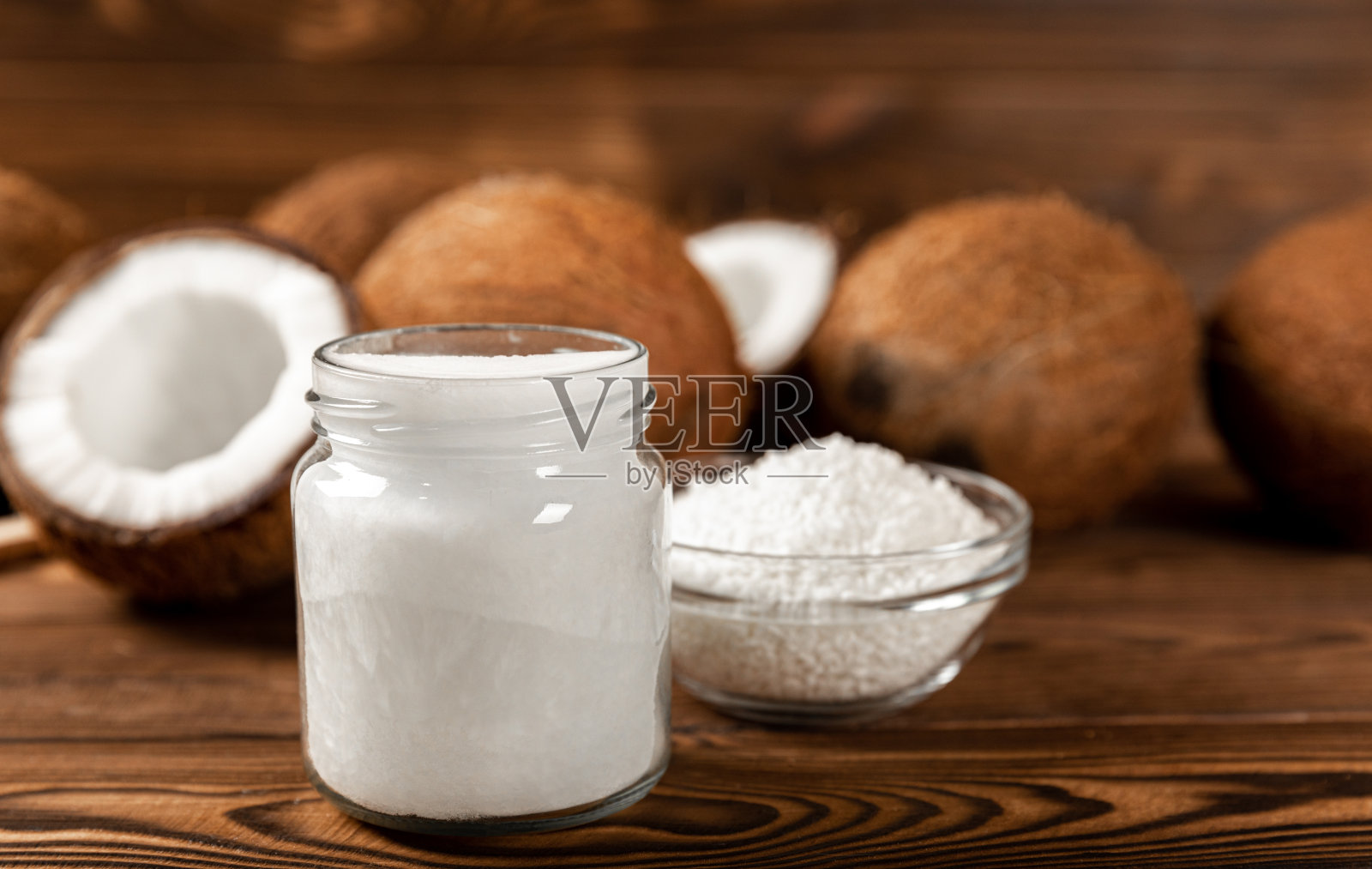 木制背景上的椰子。特写镜头。照片摄影图片