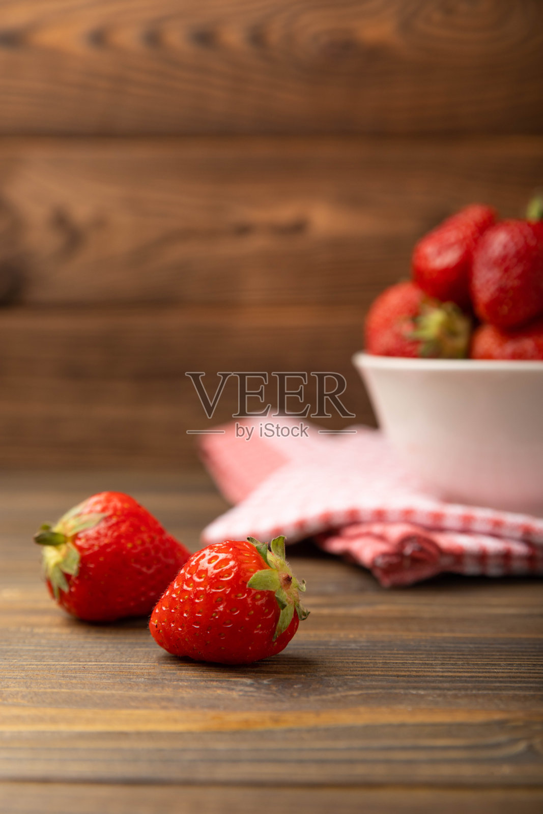 桌上放着新鲜、成熟、多汁的草莓。夏天的背景构图以草莓为主。水果概念，维生素，生态浆果。本空间照片摄影图片