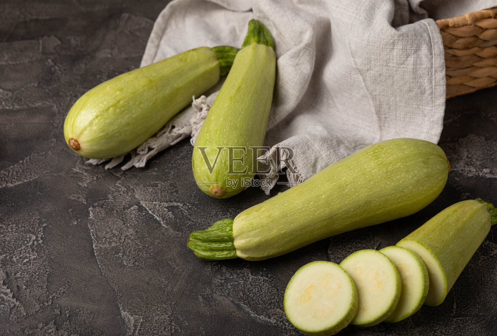西葫芦片。南瓜蔬菜骨髓西葫芦纹理背景。素食有机蔬菜。健康食品。副本的空间。放文字的地方。健康食品理念。照片摄影图片