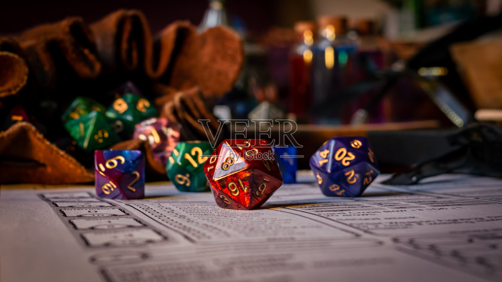 在角色表上画上红色的d20照片摄影图片