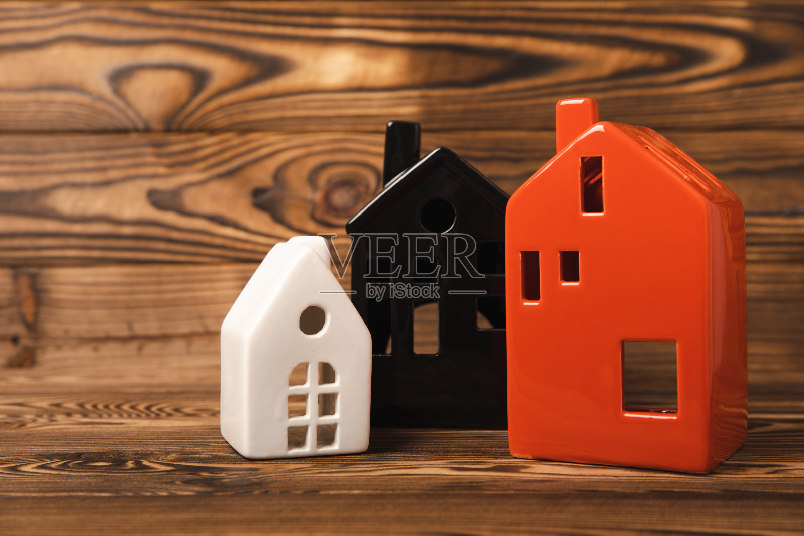 棕色桌子上的迷你房子。城市背景横幅。桌子背景上的房屋模型。架构经营理念。房地产及物业概念。买房子住照片摄影图片