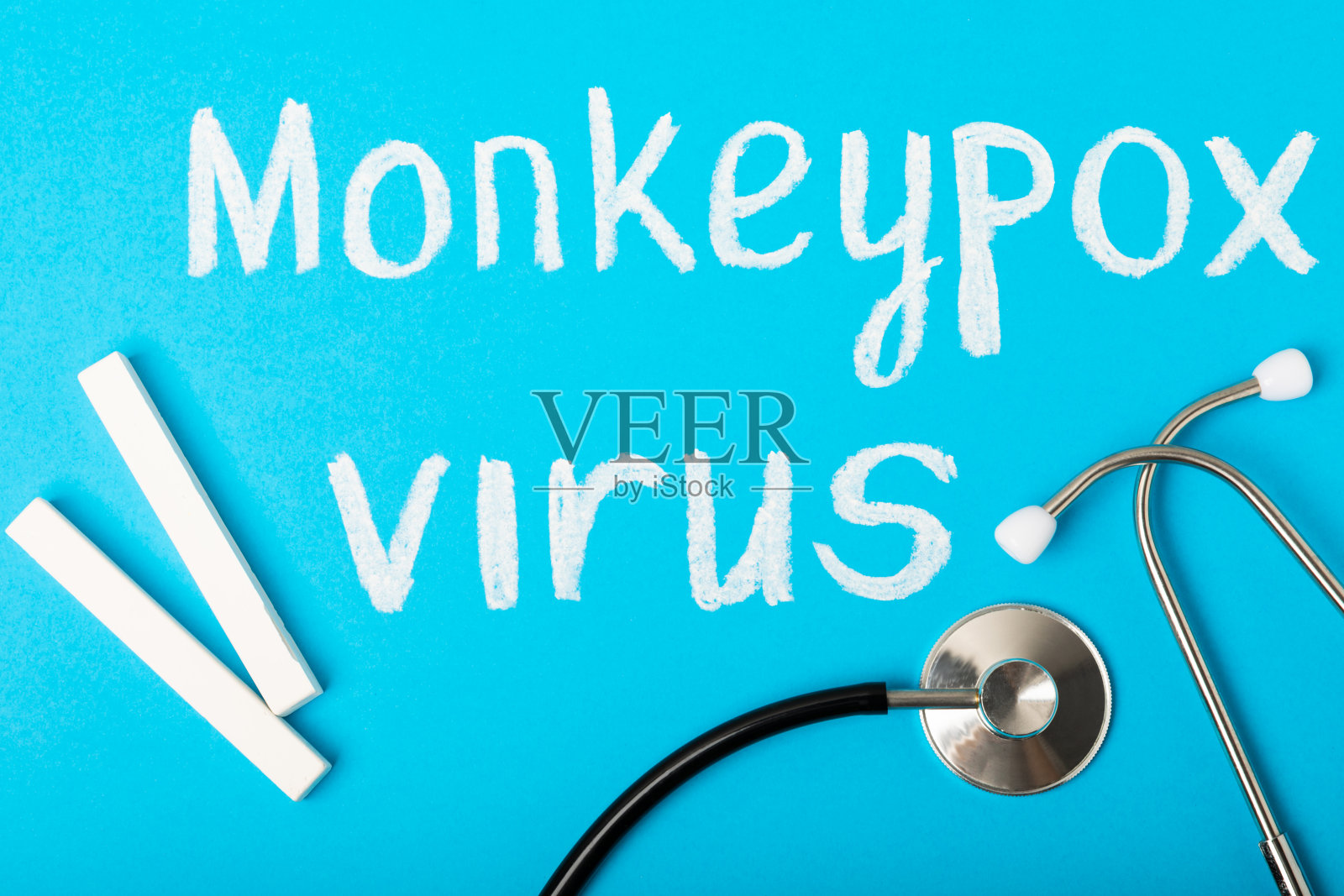 彩色纹理背景上的粉笔铭文猴痘病毒。照片摄影图片