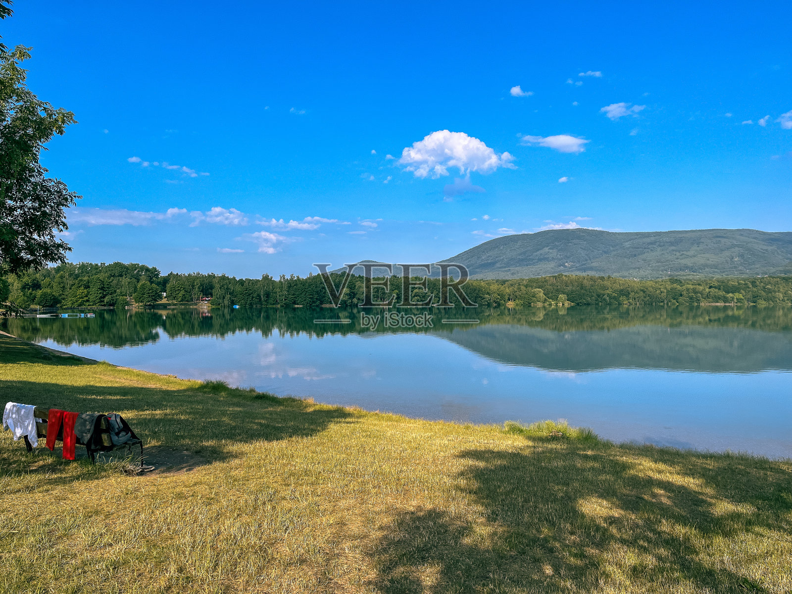 巴尔博拉湖和捷克共和国境内的山脉，Ústěcký地区。游泳的东西照片摄影图片