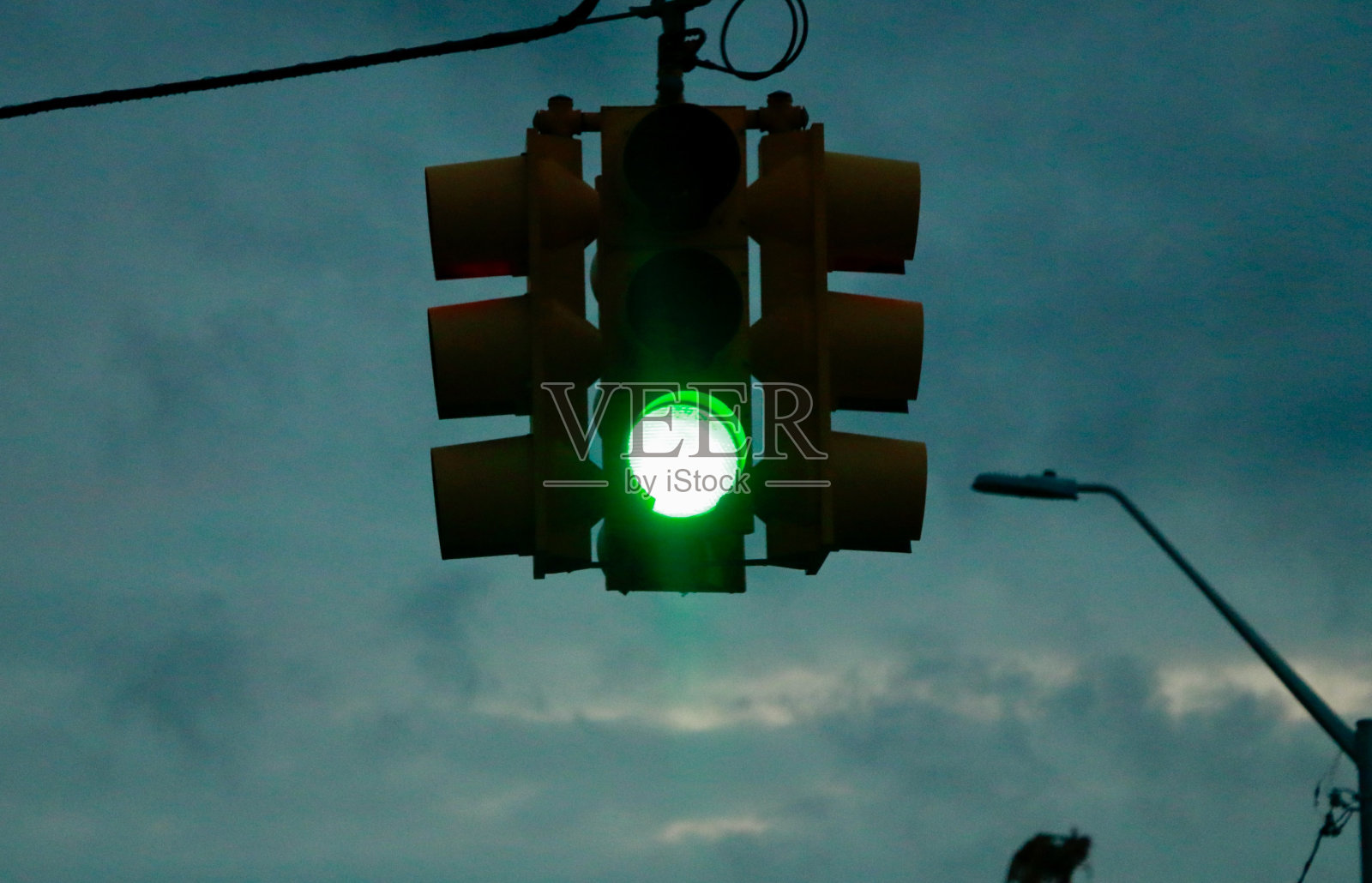 绿色交通灯照片摄影图片