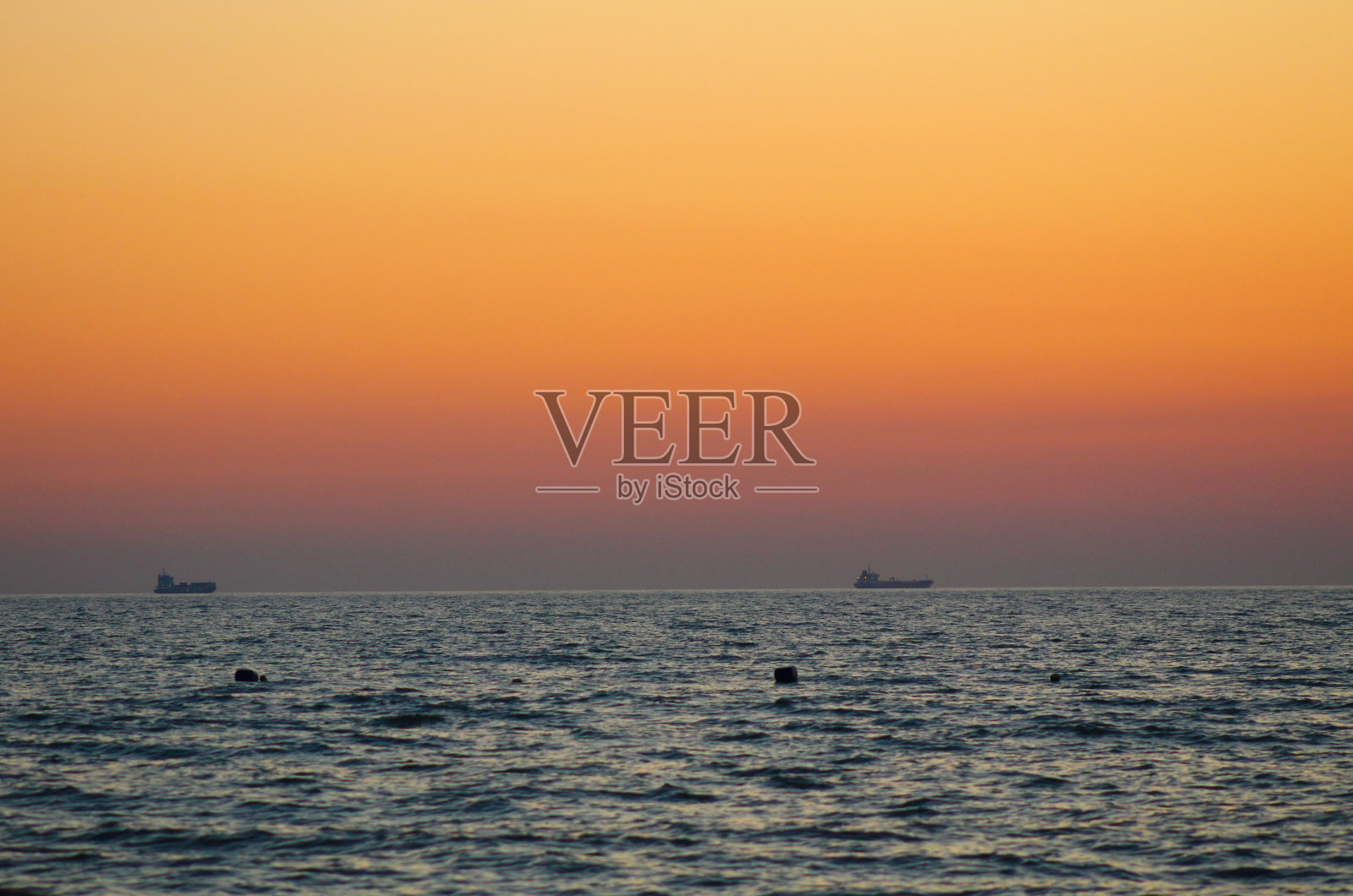 日落小夜曲:占领傀儡海滩和亚得里亚海在都拉斯，阿尔巴尼亚照片摄影图片