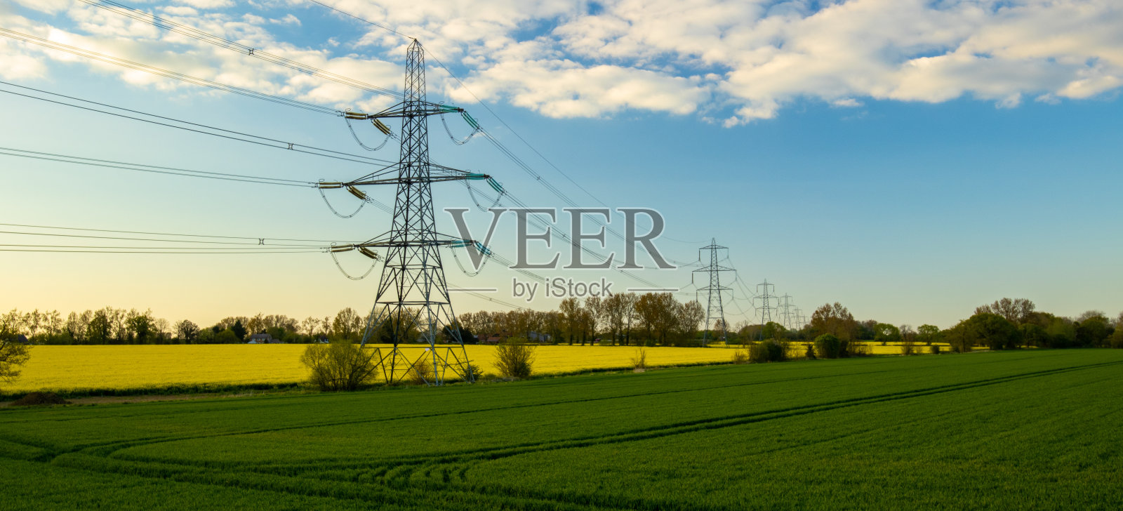 带塔的夏季田野照片摄影图片