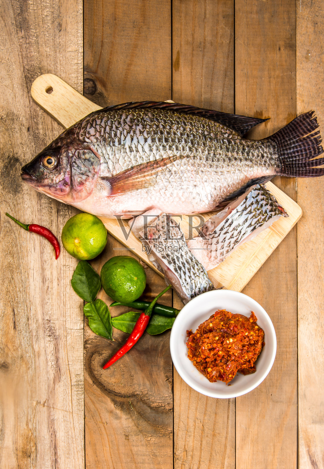 新鲜的生鱼放在木头上照片摄影图片