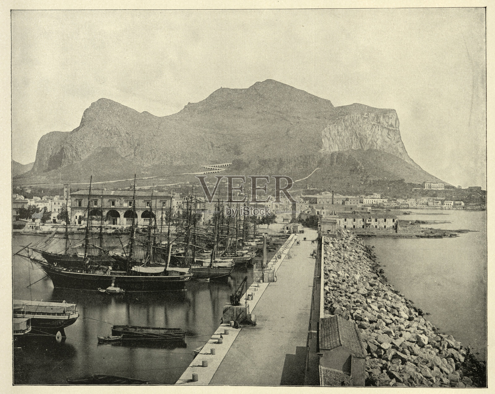 船停泊在巴勒莫港，佩莱格里诺山在背景，西西里岛，意大利，古董照片插画图片素材