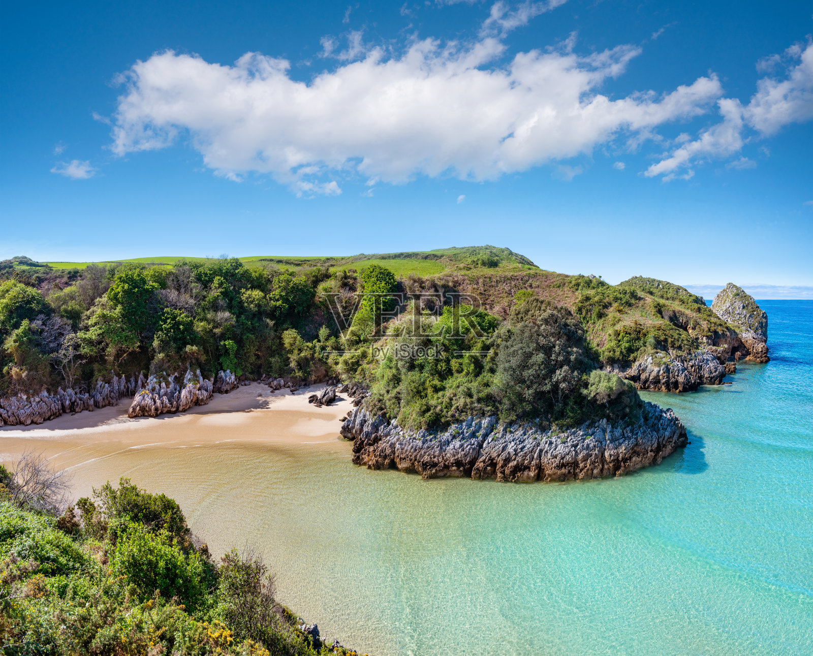 坎塔布里亚坎塔布里克海普雷莱佐附近的Playa de Barnejo Berellin海滩照片摄影图片