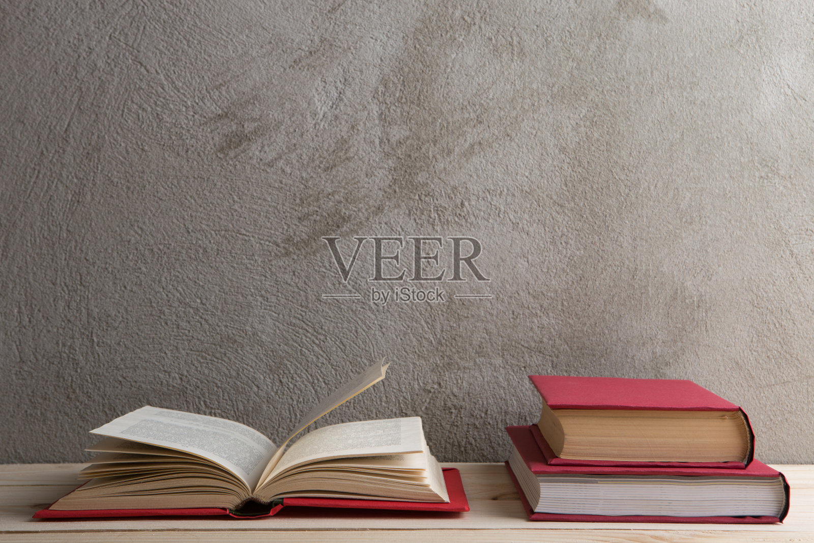 教育与阅读概念：木桌上的彩色书籍照片摄影图片