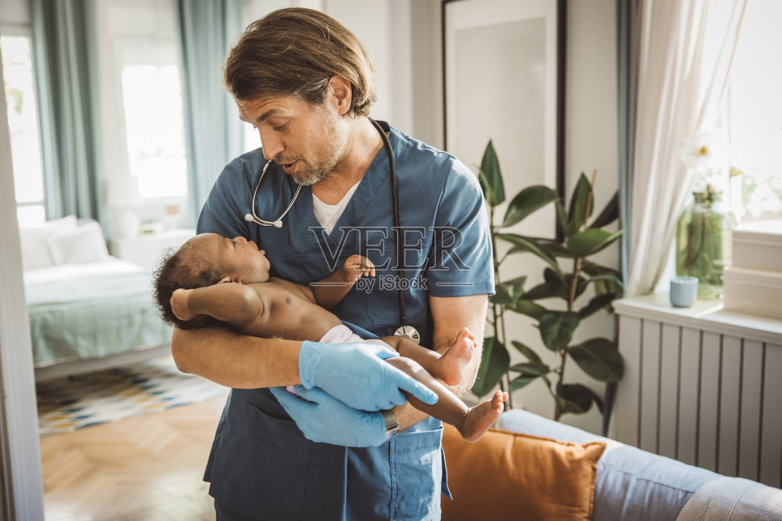 儿科医生上门就诊照片摄影图片