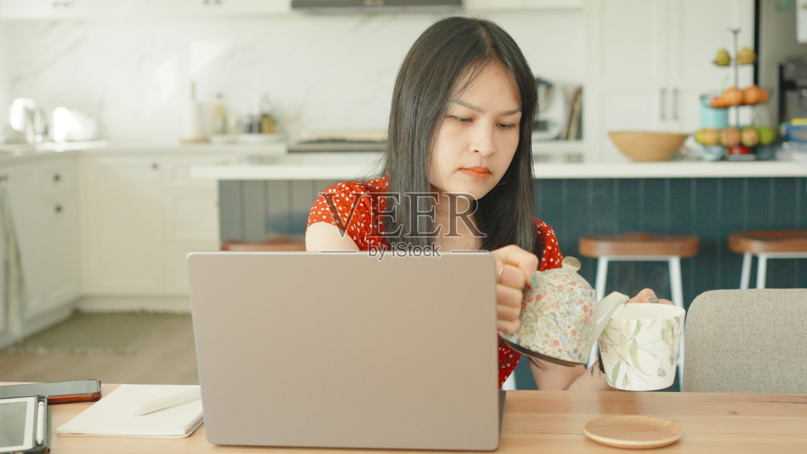 成熟的成年亚洲女性混合在家工作，电子学习的概念照片摄影图片