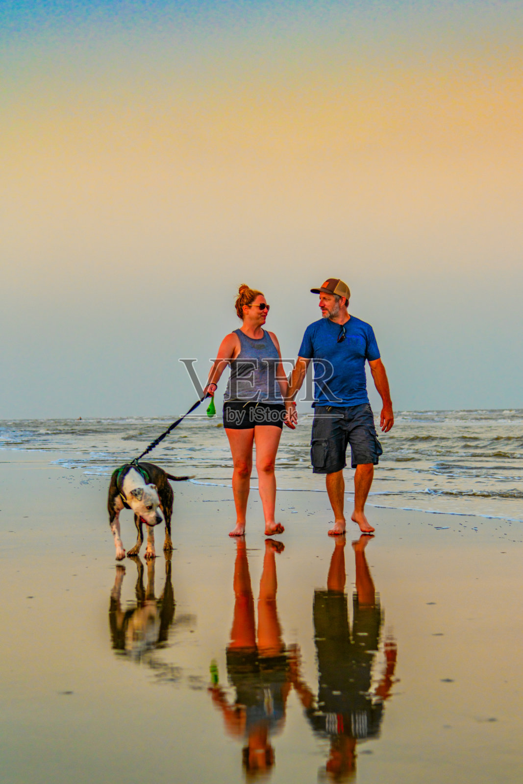 海滩上的情侣照片摄影图片