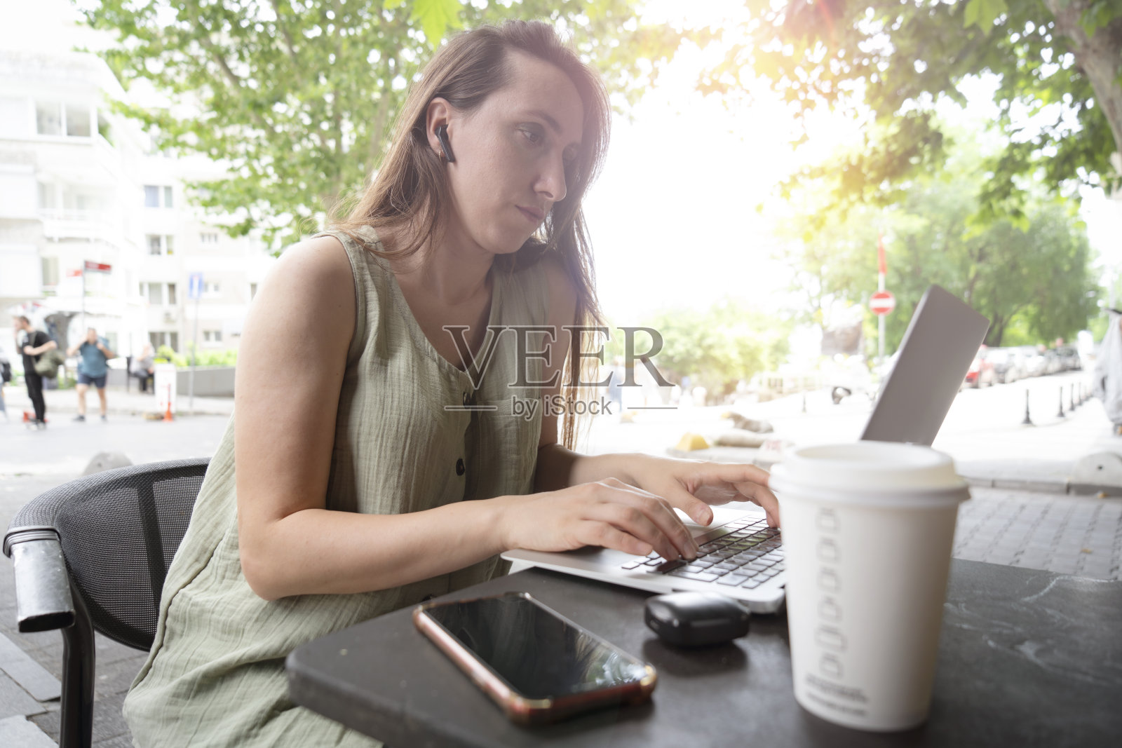 微笑的女人在咖啡店使用笔记本电脑照片摄影图片