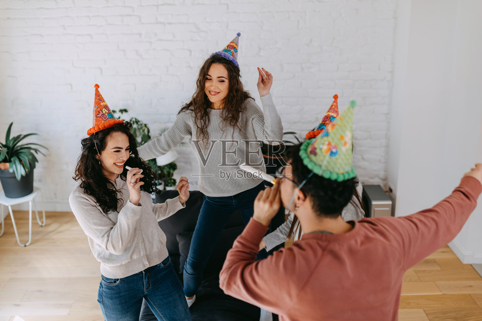 庆祝生日的年轻人照片摄影图片
