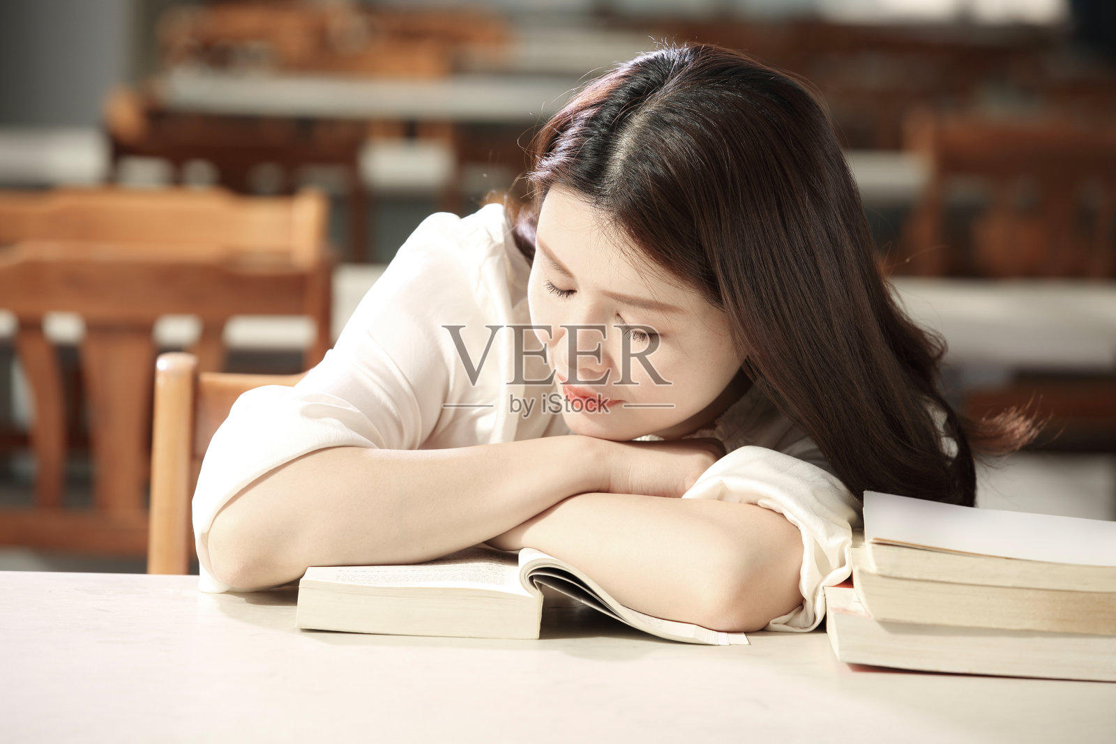 一个中国女孩在图书馆看书照片摄影图片