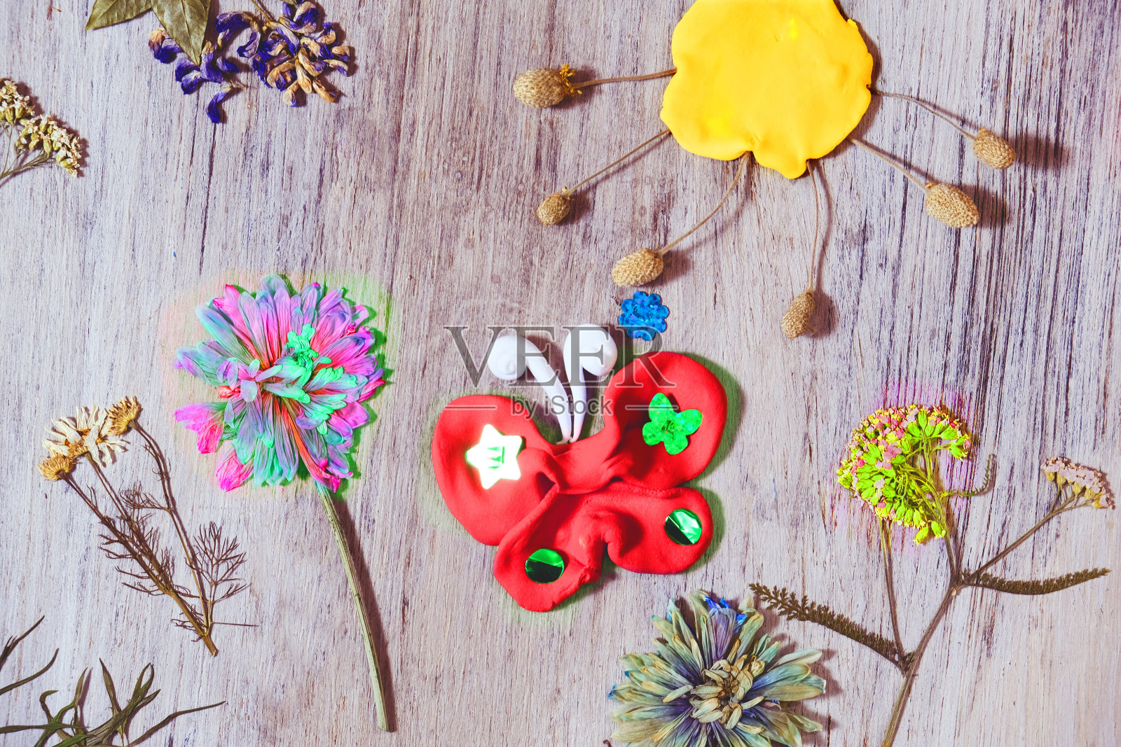 秋天的工艺品用天然干燥的花、草、叶。创造蝴蝶，太阳从橡皮泥，粘土。制作童话景观，激发灵感，想象力，教会孩子空间想象力照片摄影图片