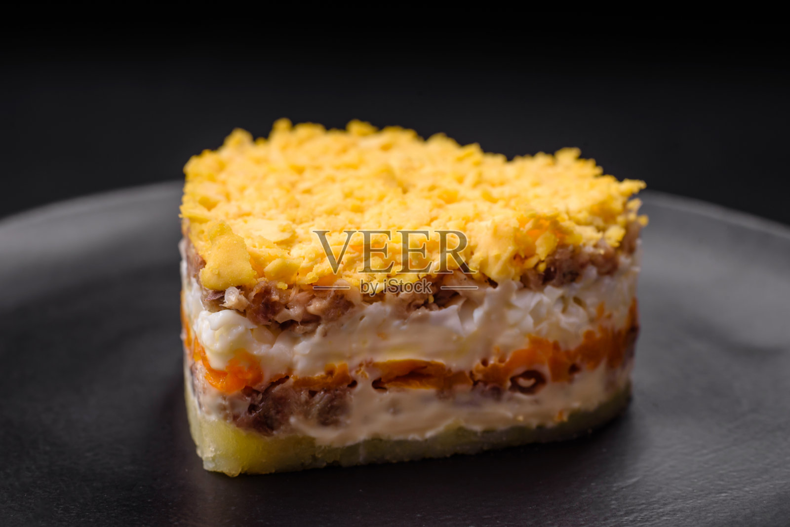 美味的新鲜含羞草沙拉，配以鱼罐头、鸡蛋、摩尼、奶酪、盐和香料照片摄影图片