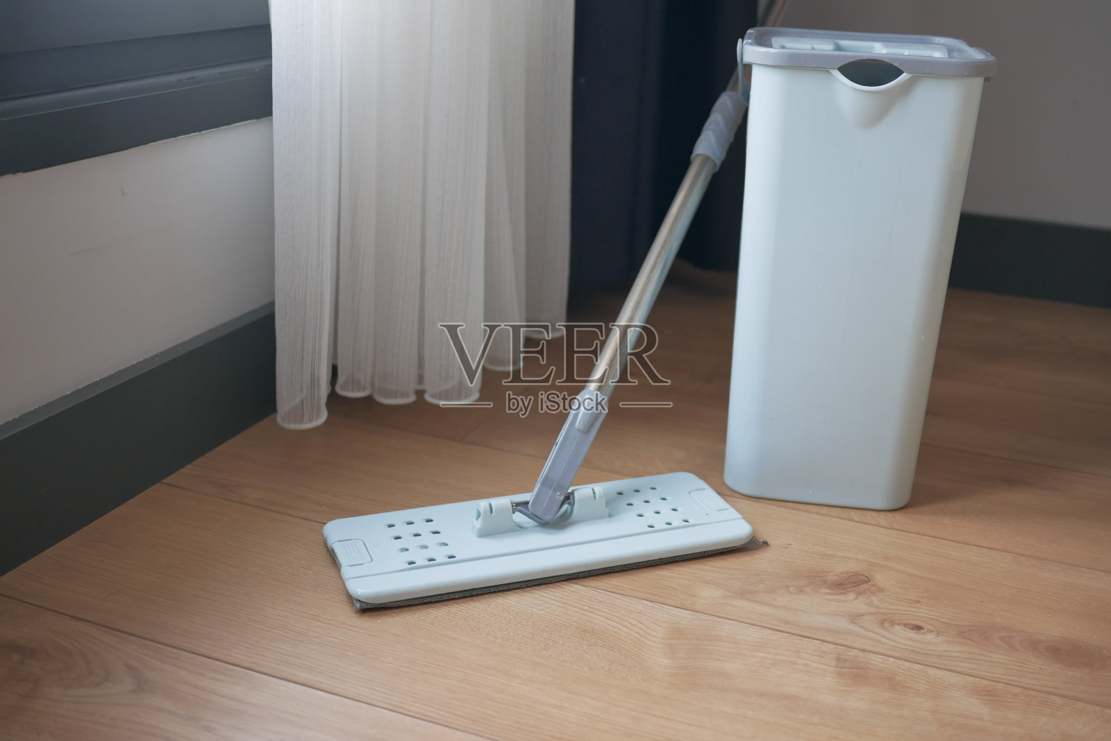 用拖把清洁地砖照片摄影图片