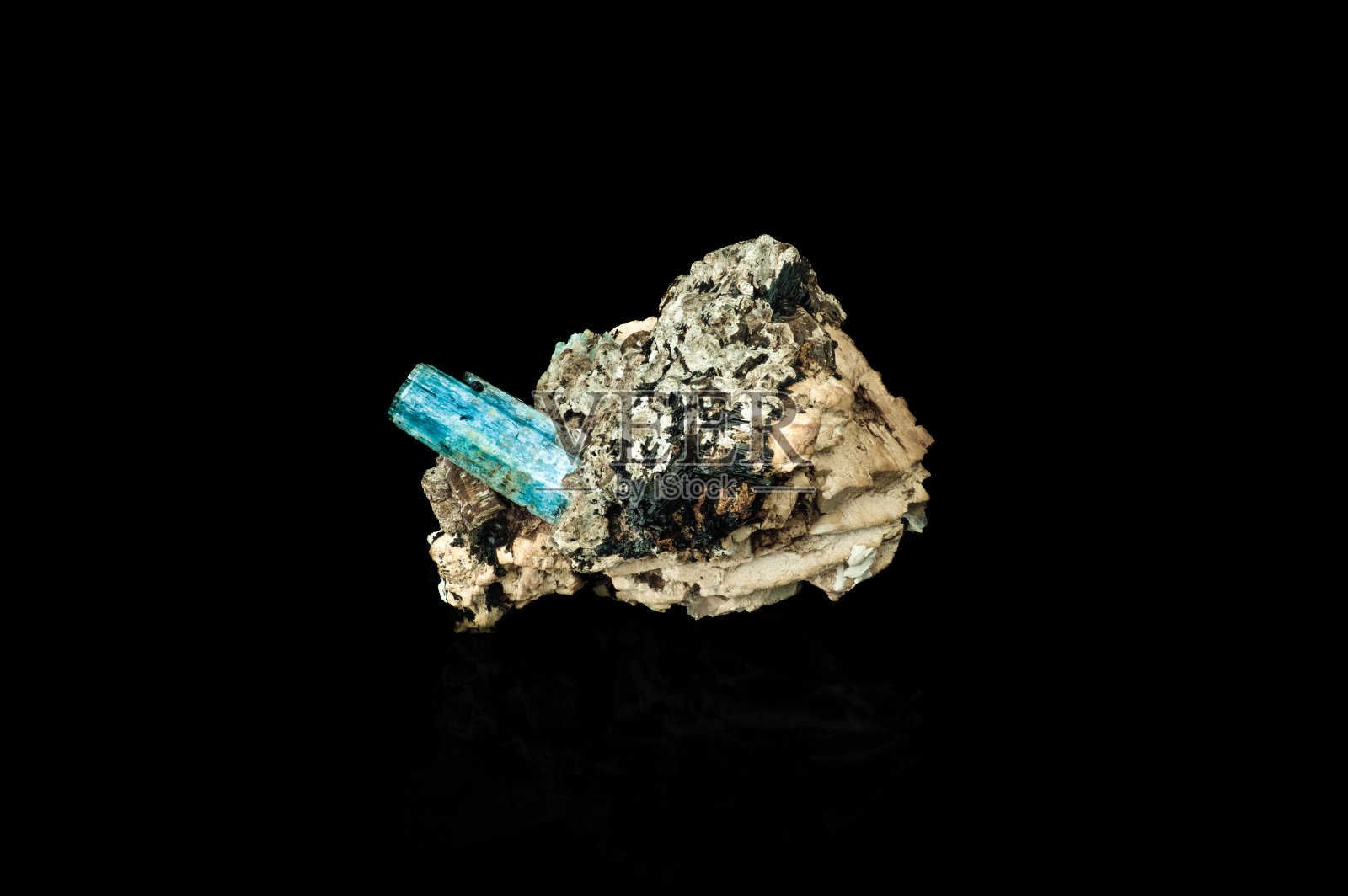 海蓝宝石晶体上的基质孤立在黑色背景照片摄影图片