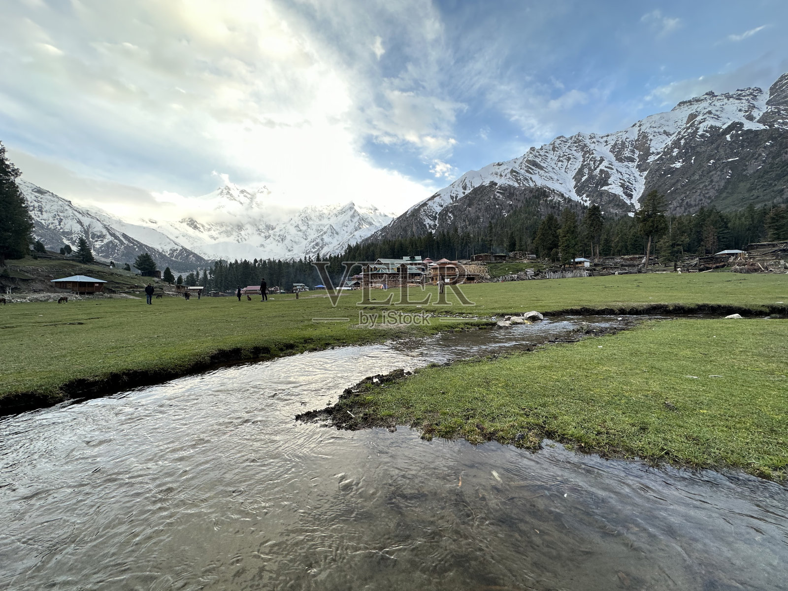 山中景观，山中小屋，山坡上树木葱郁，有蓝天和复制空间。照片摄影图片