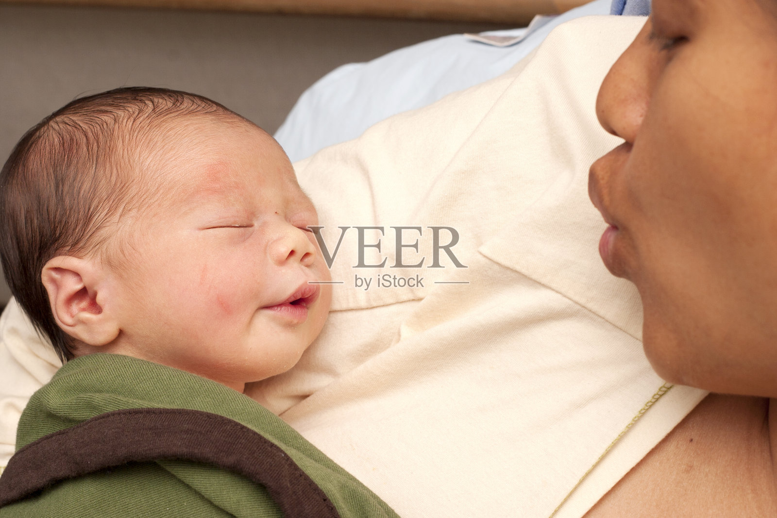 母亲和新生儿照片摄影图片