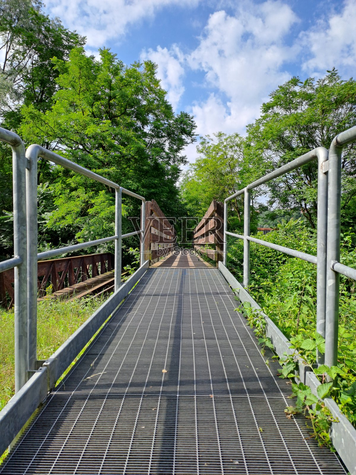 金属走道与木桥照片摄影图片