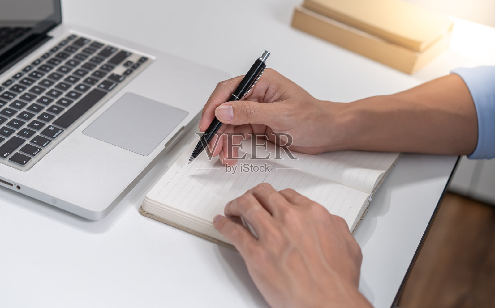 电子学习学生在线VDO电话会议在家用cat远程workÂ在笔记本电脑上在线聊天网络摄像头会议与平板电脑一起工作社交距离概念照片摄影图片