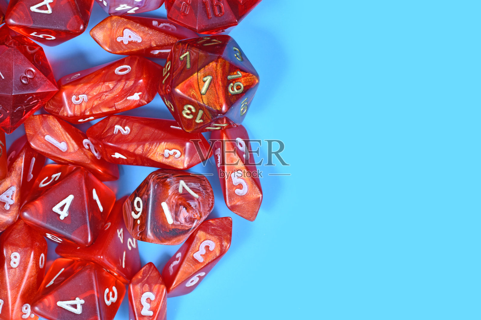 角色扮演游戏背景，红色RPG设备在蓝色背景照片摄影图片