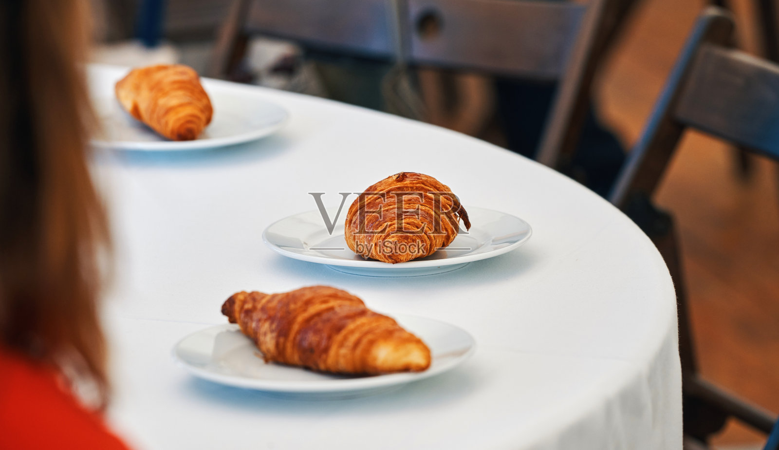 羊角面包放在桌子上。照片摄影图片