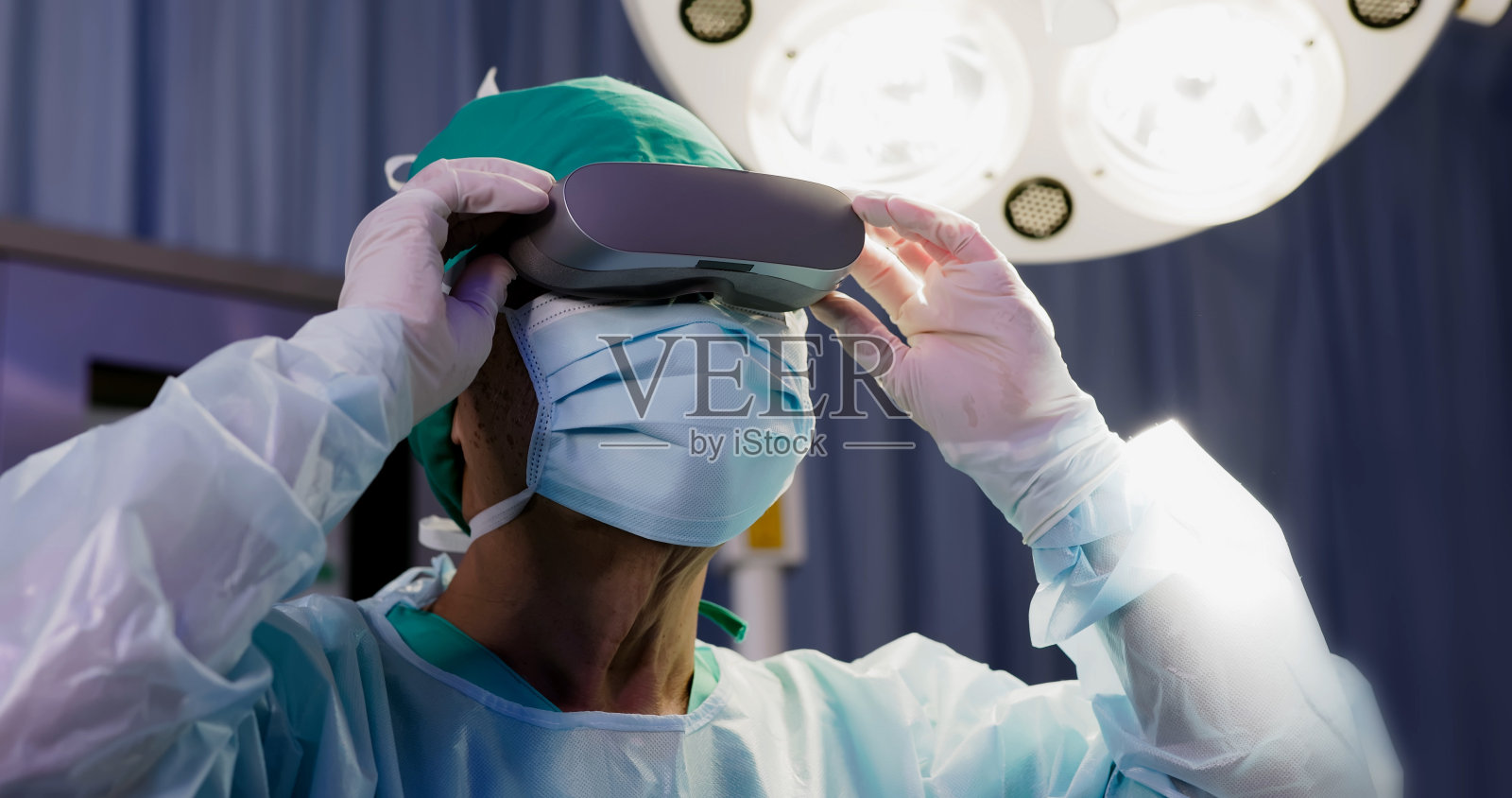 外科医生在医院的手术室照片摄影图片