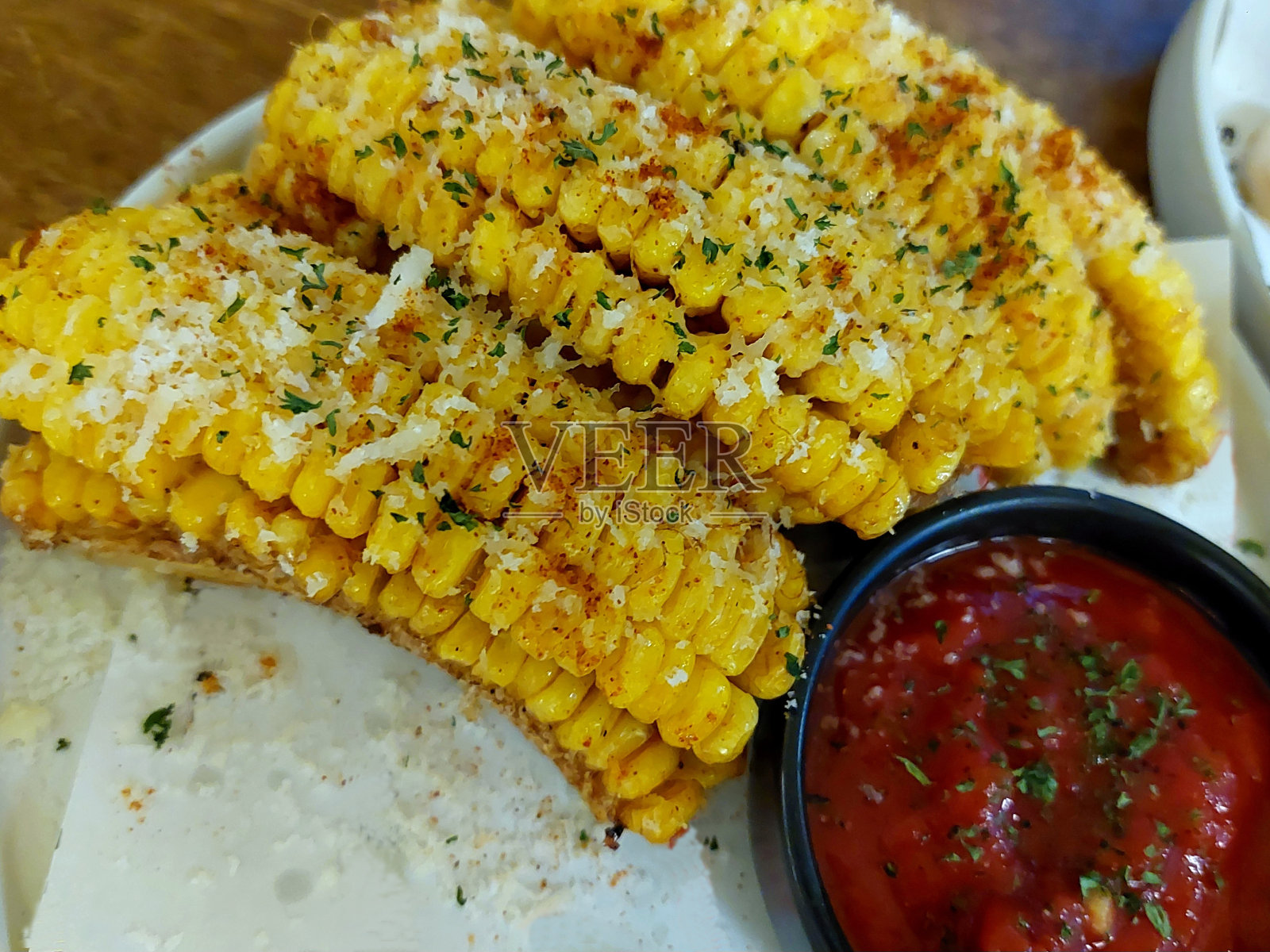 玉米排骨配辣酱。照片摄影图片