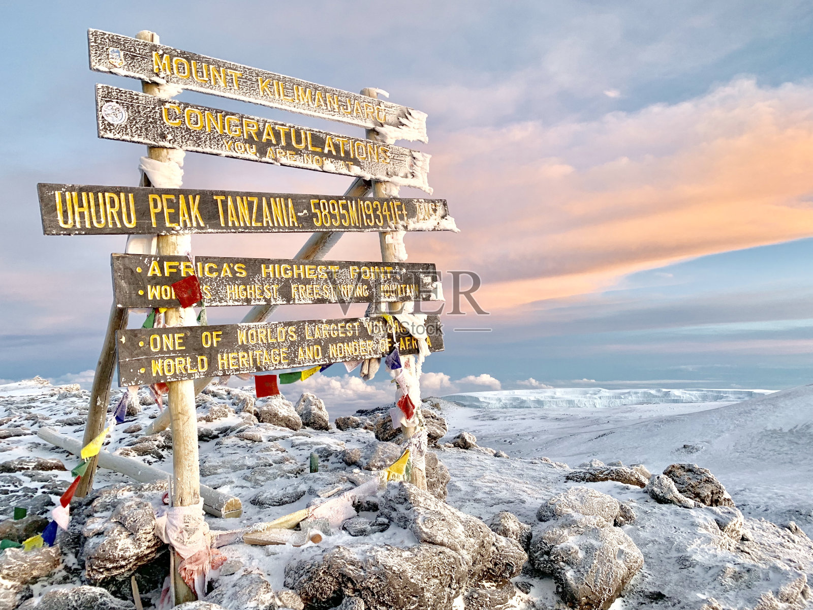 乞力马扎罗山的日出照片摄影图片