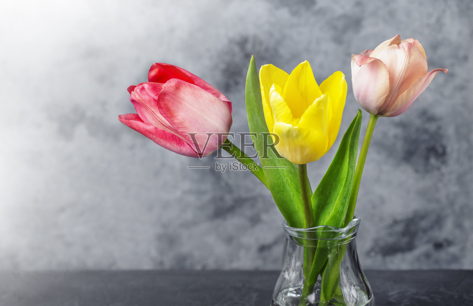 玻璃花瓶里一束鲜艳的郁金香照片摄影图片