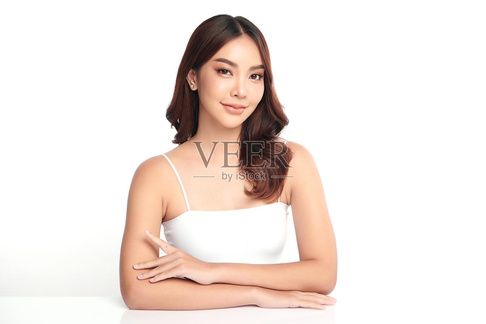 美丽年轻的亚洲女性，干净清新的皮肤在白色的背景，面部护理，面部护理，美容，美容和水疗，亚洲女性肖像。照片摄影图片