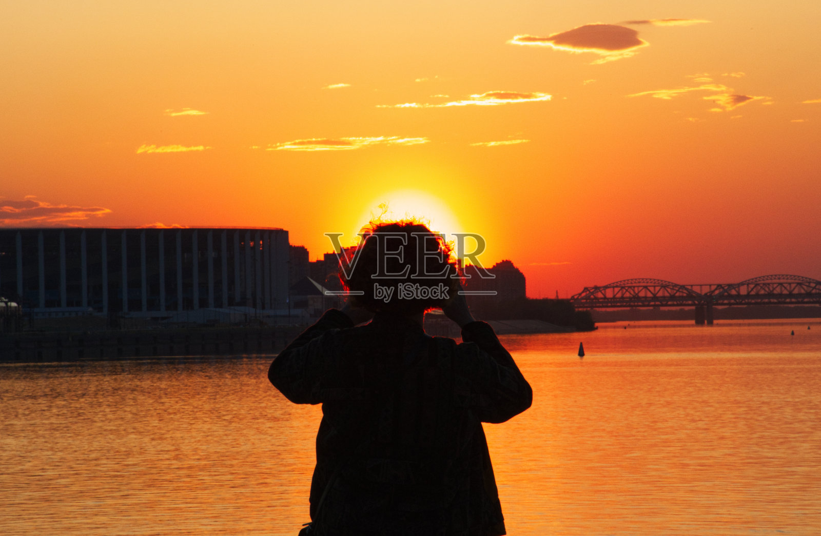 夕阳下一个女孩的剪影照片摄影图片