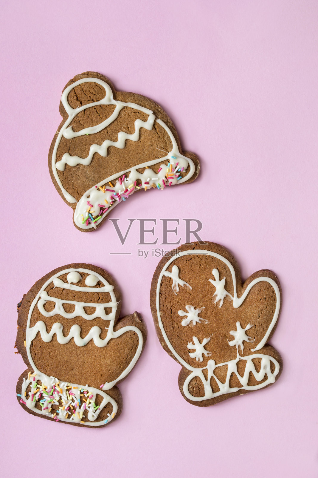 粉红色背景上的姜饼照片摄影图片