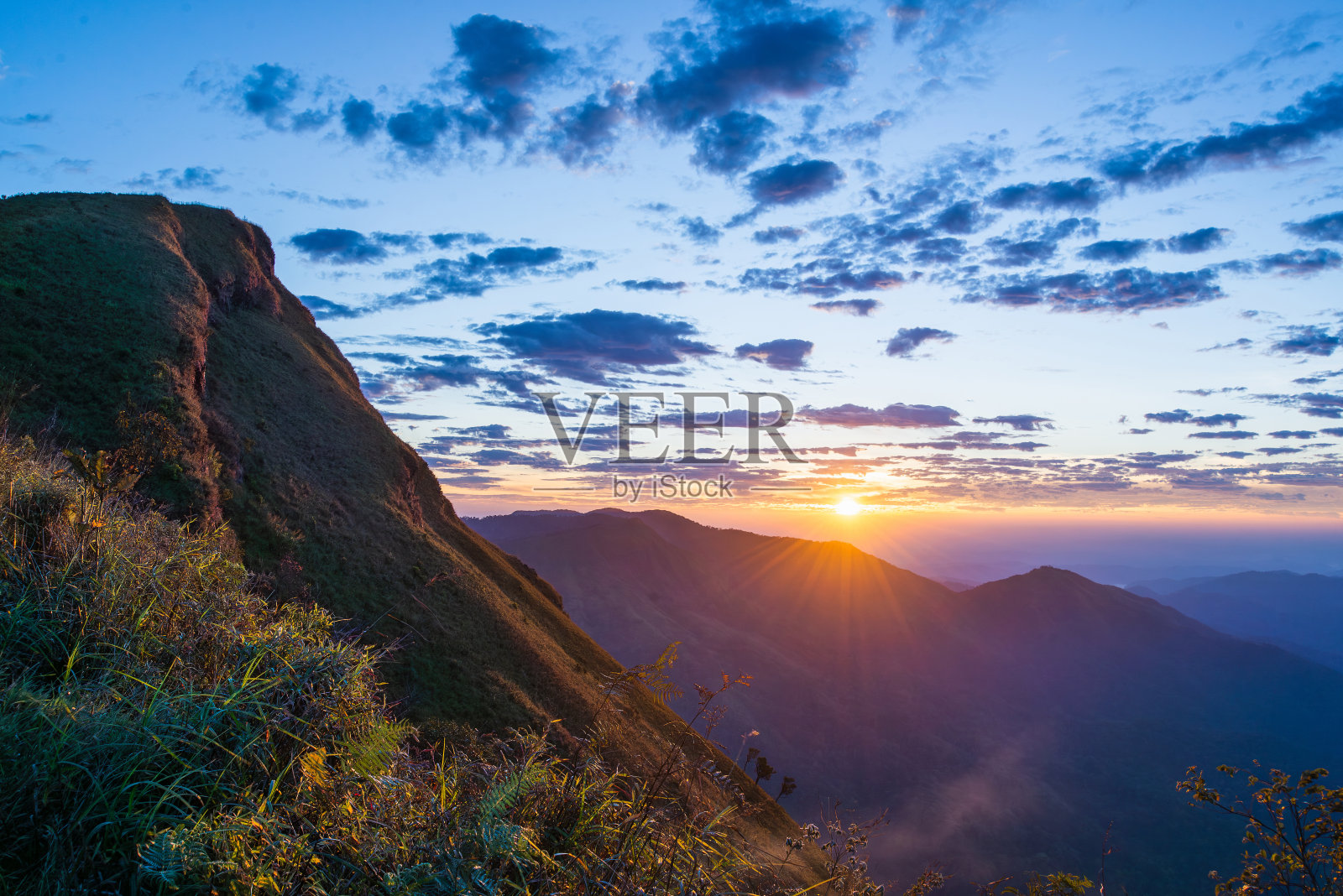 早晨美丽的山景。几座森林覆盖、雾蒙蒙的小山的景色。照片摄影图片