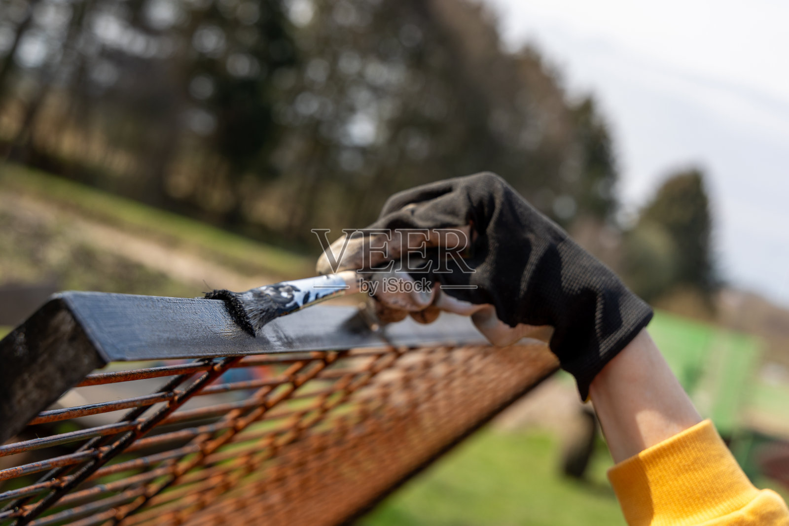 一位妇女在油漆金属格栅照片摄影图片