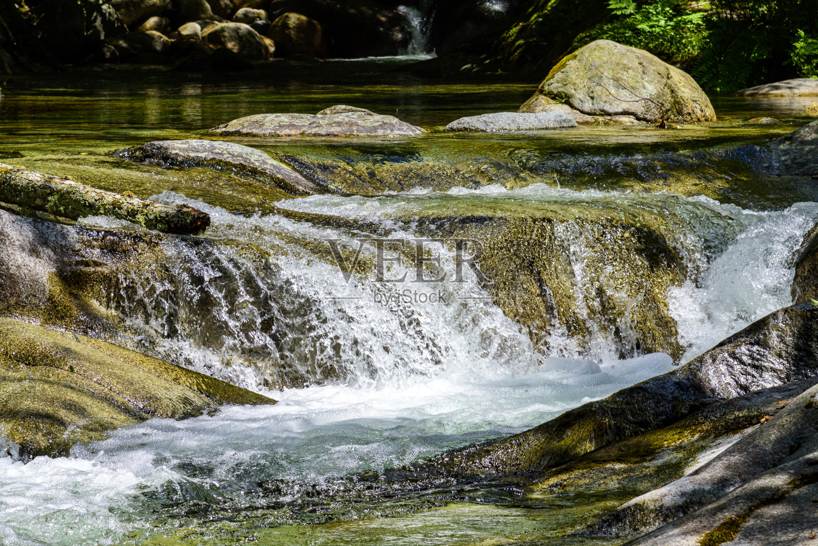 山间激流照片摄影图片