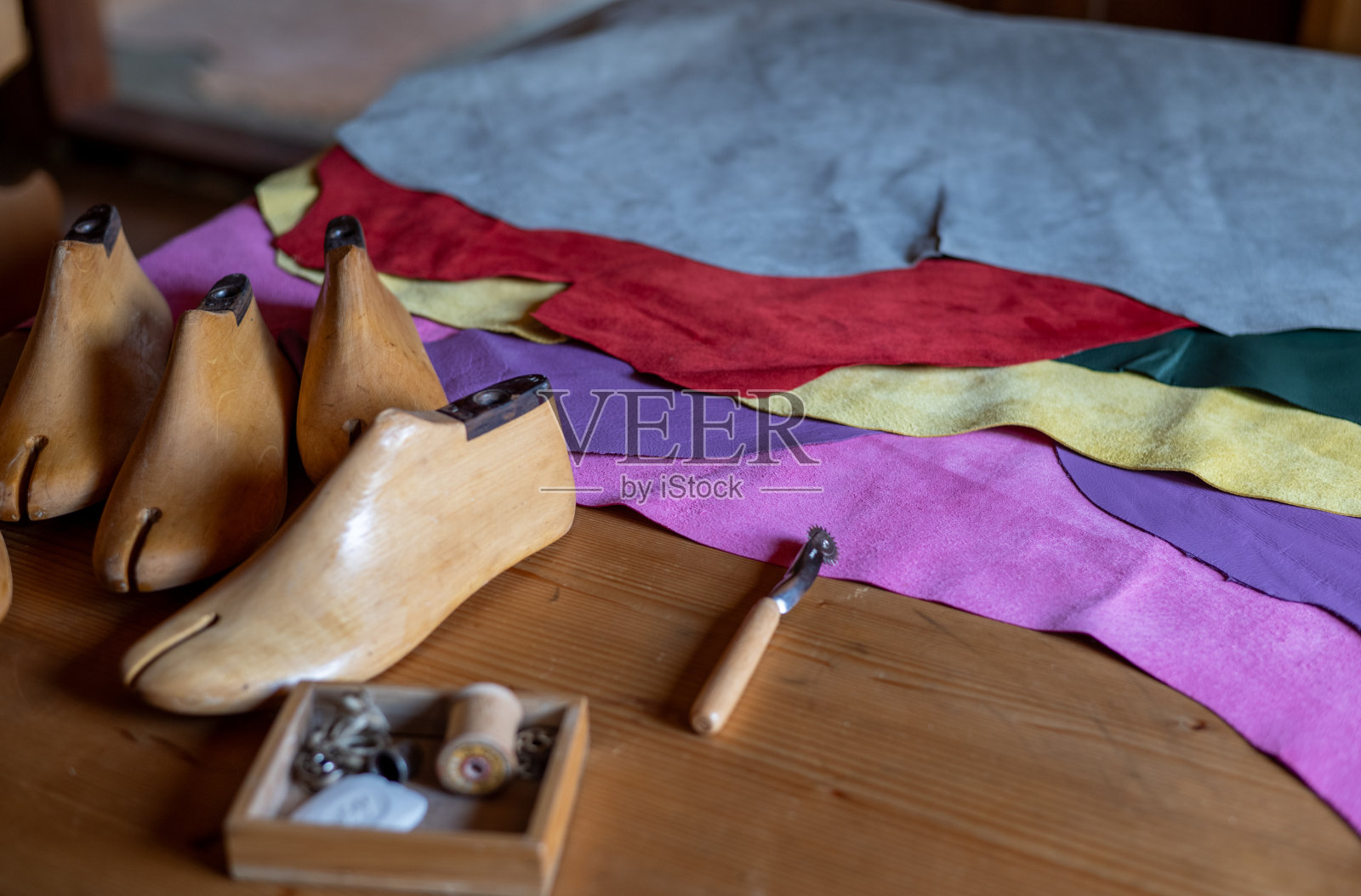 多色真皮，用于缝制鞋衣，工具一套照片摄影图片