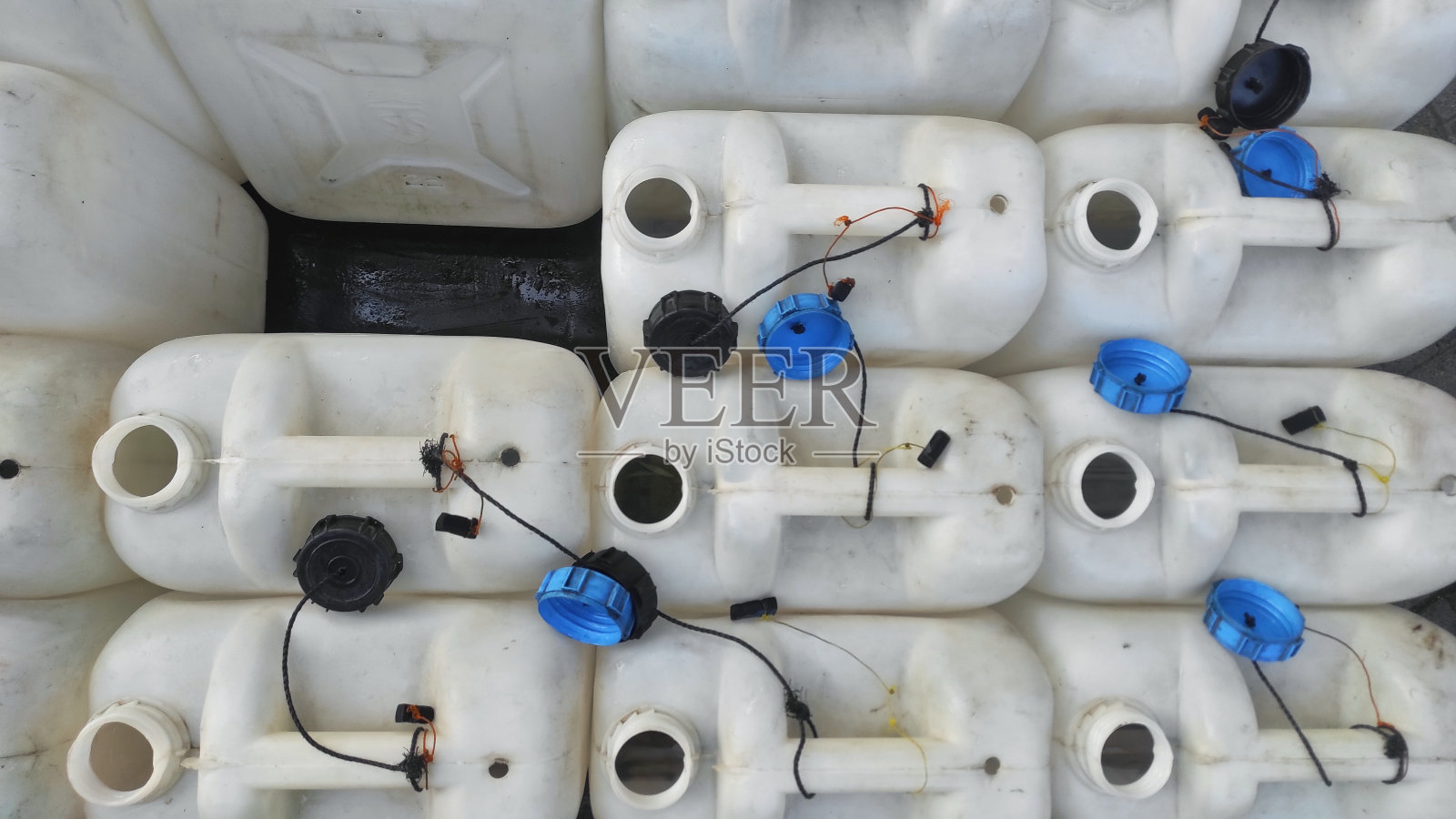 空的白色塑料加仑用于分配水照片摄影图片