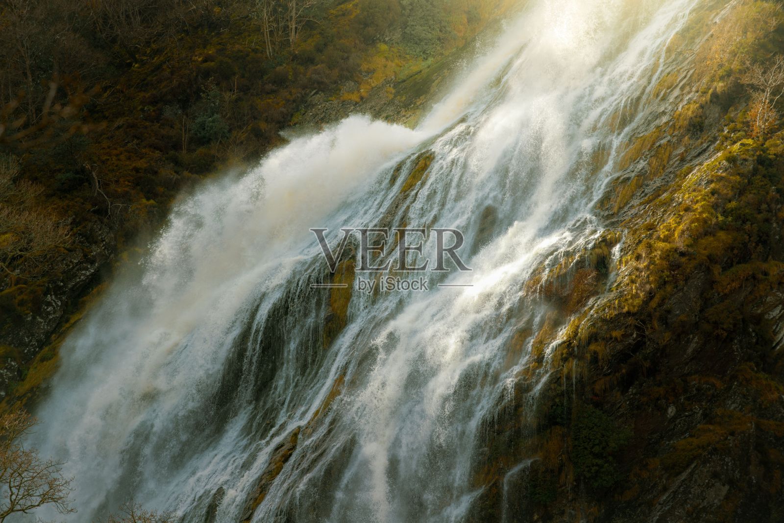 爱尔兰威克洛郡恩尼斯克里阳光下的powercourt瀑布特写。照片摄影图片