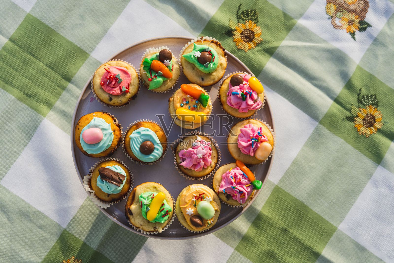 几个不同形状的纸杯蛋糕放在一个盘子里照片摄影图片